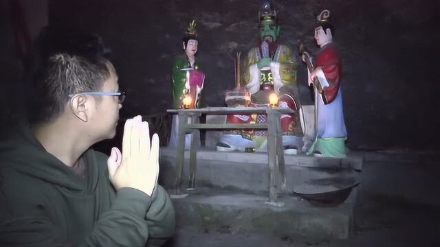 小伙去深山的一座寺庙探险,里面好多佛像,这个绿色的佛像是什么