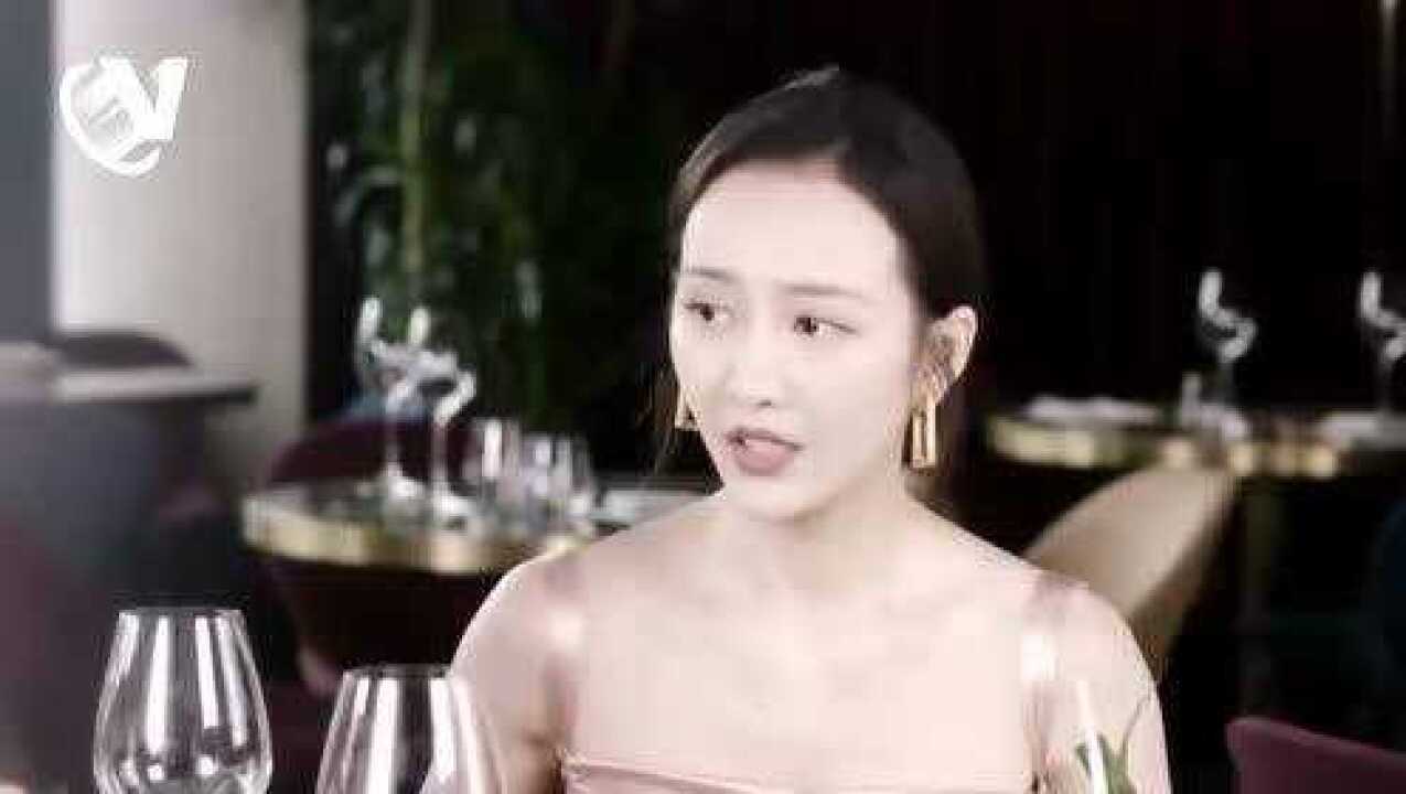 王鸥颜值气质皆不输杨幂手指纤细白皙非常淑女