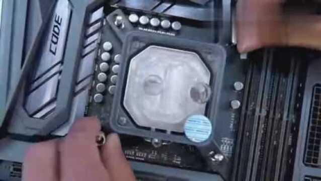 永恒之蓝!海盗船570X机箱搭载8700K+猛禽1080TI 定制水冷游戏PC