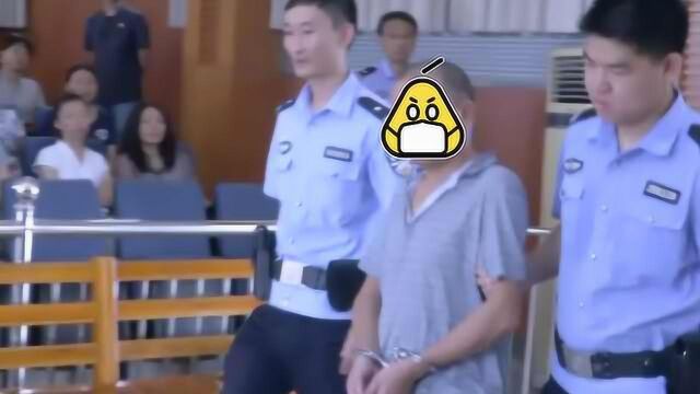 前妻离婚后与其他男人聊天,他挖其眼球领刑十年,当庭愧悔流泪