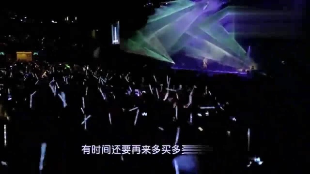 许嵩演唱会和3D美少女同台演唱《深夜书店》,引台下粉丝尖叫