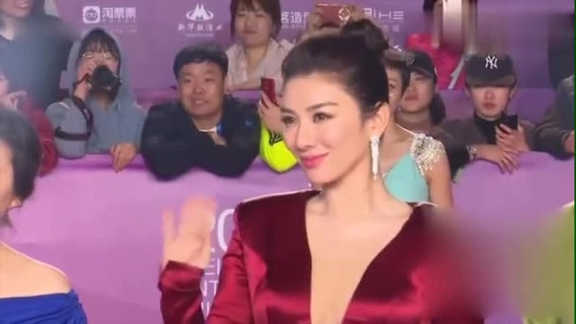 黄奕最近的美女回到了李玉虎身边,而她女儿的妹妹也成了好戏