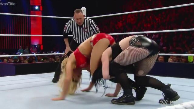 WWE:美女用大腿夹头,裁判都想上了!