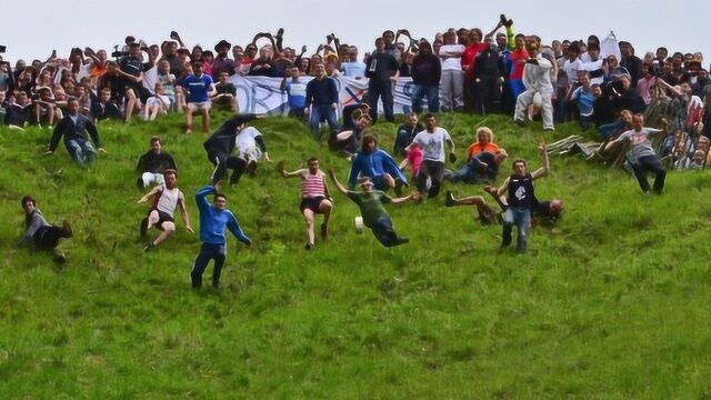 英国“奇葩”滚奶酪节,从200多米山坡滚下,奖品只有一块奶酪