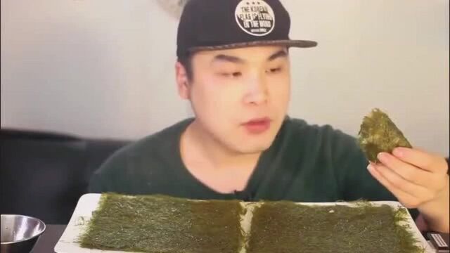 西瓜太郎 韩国小哥吃海苔,直接拿饭团包着吃,这也太简单了