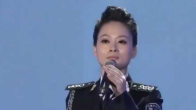 女子特警队现场展示功底,舞台上深情演唱一首歌曲,非常的好听