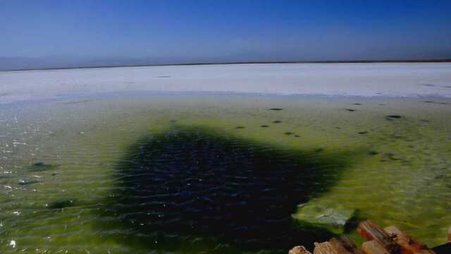 我国面积最大的盐湖,有着12万亿以上的身价,就在茶卡盐湖的附近