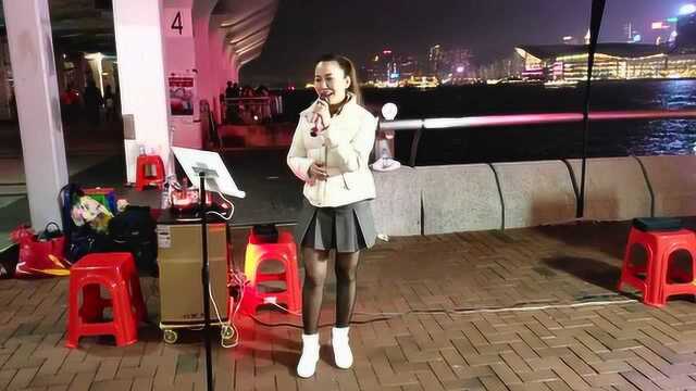 街头歌手小勤演唱:不装饰你的梦,很好听的一首歌