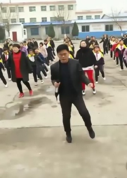 校长太有魅力了，跳舞的样子好帅
