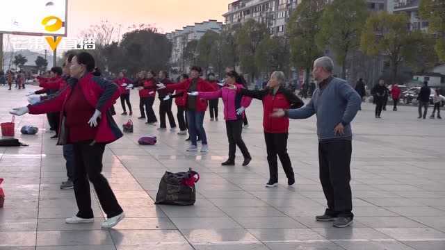 天气变暖,广场变“热”:众多市民休闲娱乐的好去处