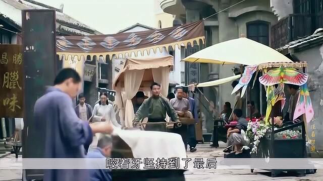 太不容易了!峨眉山上的滑竿服务,抬杆大叔满头白发一次120块