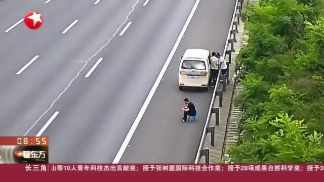 杭金高速:汽车高速上抛锚 竟坐小板凳“人肉警示”