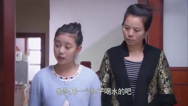 小姑娘被奶奶和妹妹欺负,吃早饭也要被说没规矩,最后还被赶出门