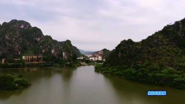 航拍大山区里的湖,此处的左右山峰之风景格式