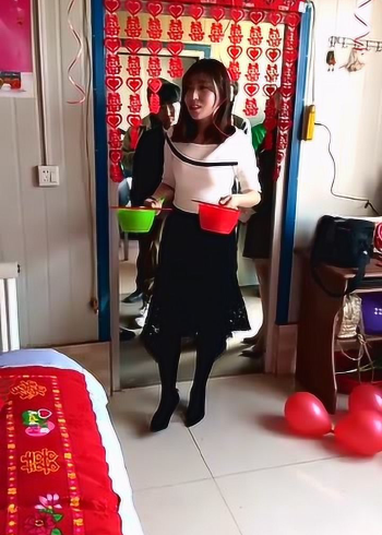 可爱的嫂子！蒙了不知道该先迈哪只脚啦！