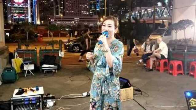 女歌手小云演唱《相思泪+涛声依旧》