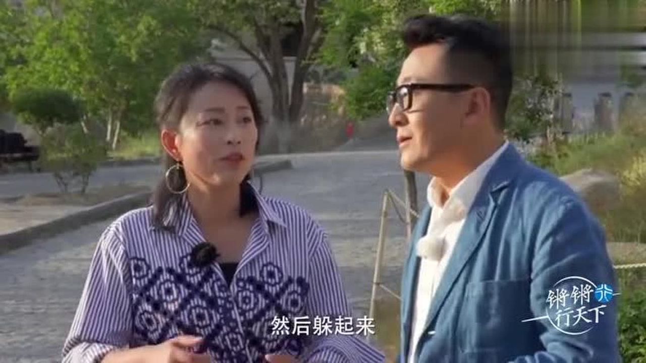 窦文涛太会玩了用手捂住周轶君眼睛看尸骨把轶君吓坏了