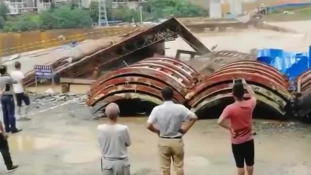 柳州三江一大桥被洪水冲垮 系过多垃圾卡钢架和水流湍急导致