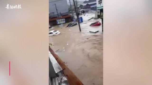 暴雨袭击遵义高坪 多台汽车被洪水冲跑