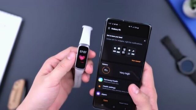 三星新款智能手环Galaxy Fit开箱,售价99.99美元