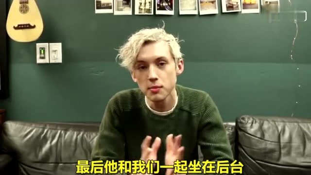 戳爷Troye Sivan曾在接受采访时 被要求用手势回答问题