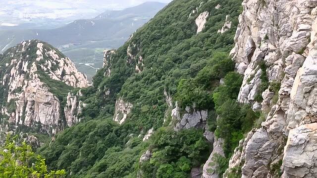 中岳嵩山有两部分,少室山因少林寺出名,而太室山却比它位尊一等