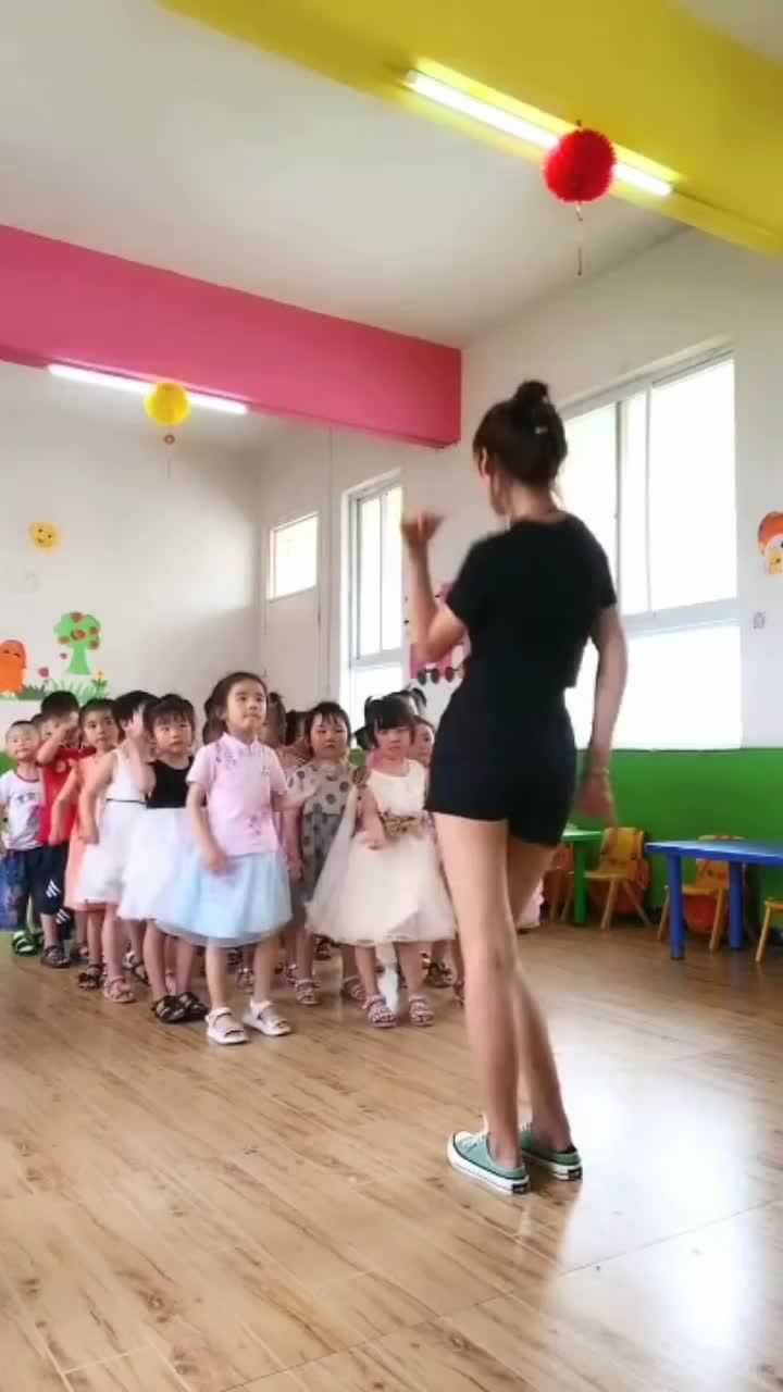 身材超好的幼师小姐姐舞姿太迷人了网友羡慕这一届小朋友