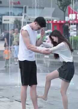 小哥哥别委屈了，谁叫她是你女朋友呢