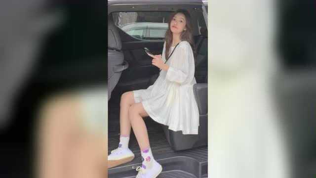 陈赫妻子偷穿女儿的裙子和袜子?已经35岁了却嫩得像个小学生!