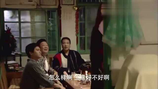 亲妈被父亲家暴,女儿看不下去,一盆热菜盖鬼父头上!