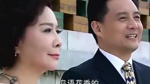 老妈和情人偷偷约会,不料被女儿发现,好看了