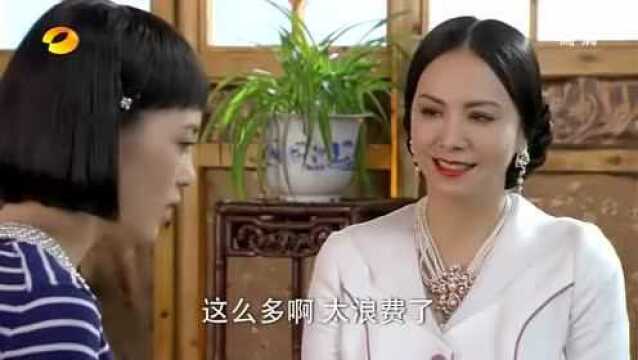 赫赫有名的白牡丹请美女歌星吃饭,把美女误认为她的女儿