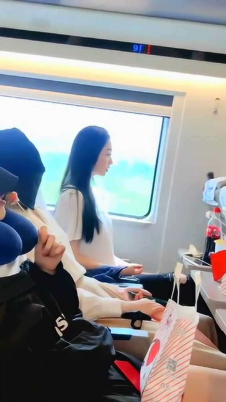 高铁上拍到的一位女神眼前的一幕我猜她一定是个有故事的女人