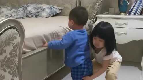 妈妈让姐姐帮萌娃上床，看到姐姐这种方式，这当妈的后悔也晚了！