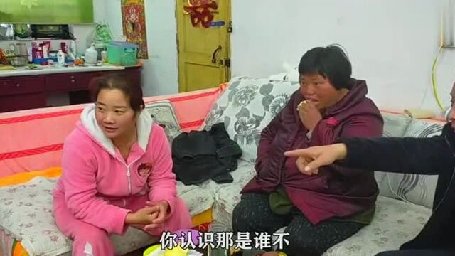 小伙请云姐在家吃饭,云姐坐姿实在霸气,粉丝不愧是我云姐