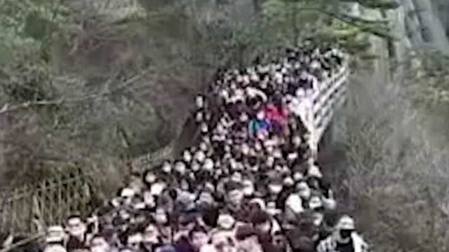 实拍!黄山景区对安徽籍免费开放 2万人游黄山 现场拥挤不堪