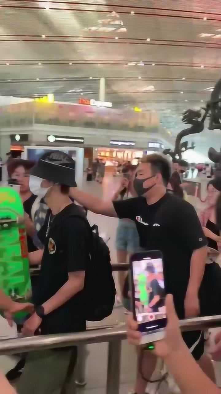 机场偶遇王一博不出所料又见大滑板粉丝时尚boy王甜甜