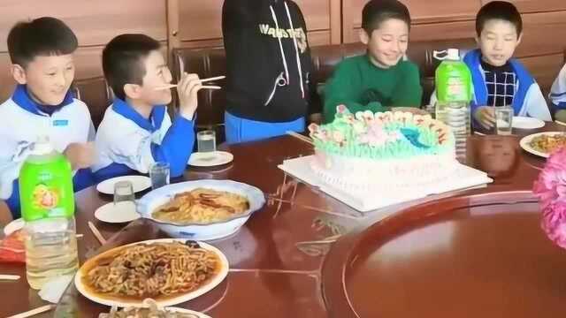 小孩儿生日上讲话,小词整的挺感动,不枉他爸妈请这一桌子饭