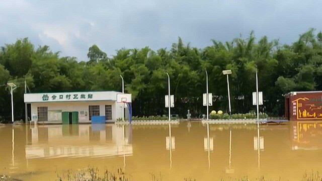 惠州暴雨追踪:村民乘坐冲锋舟进村,积水最深时有3米