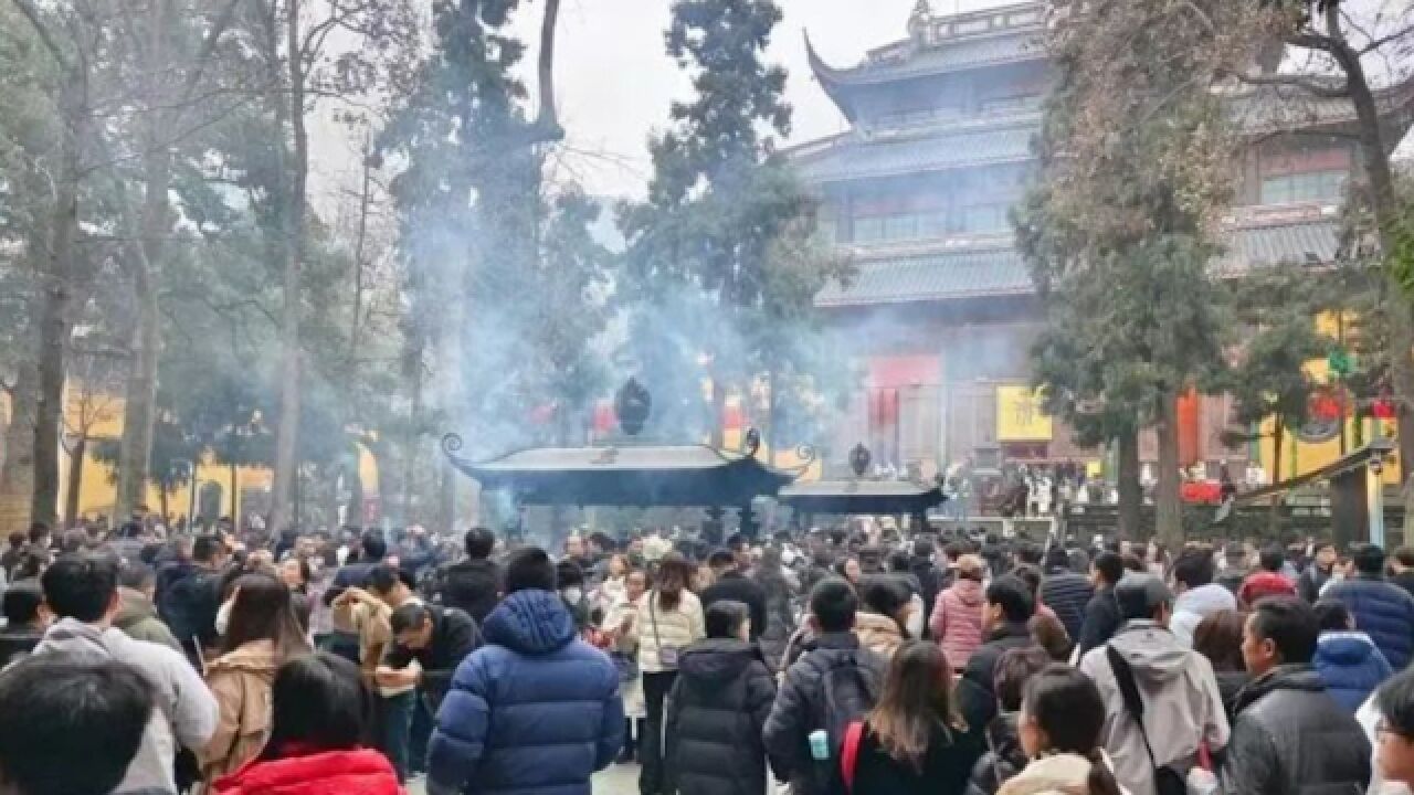 新年祈福!2.5小时3万人涌入灵隐寺 导航都红到发紫