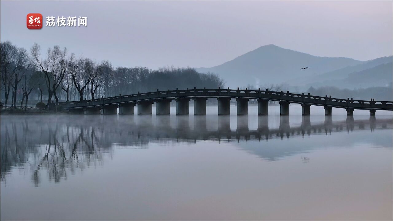 画中有诗!清晨的杭州湘湖轻纱缥缈远山如黛