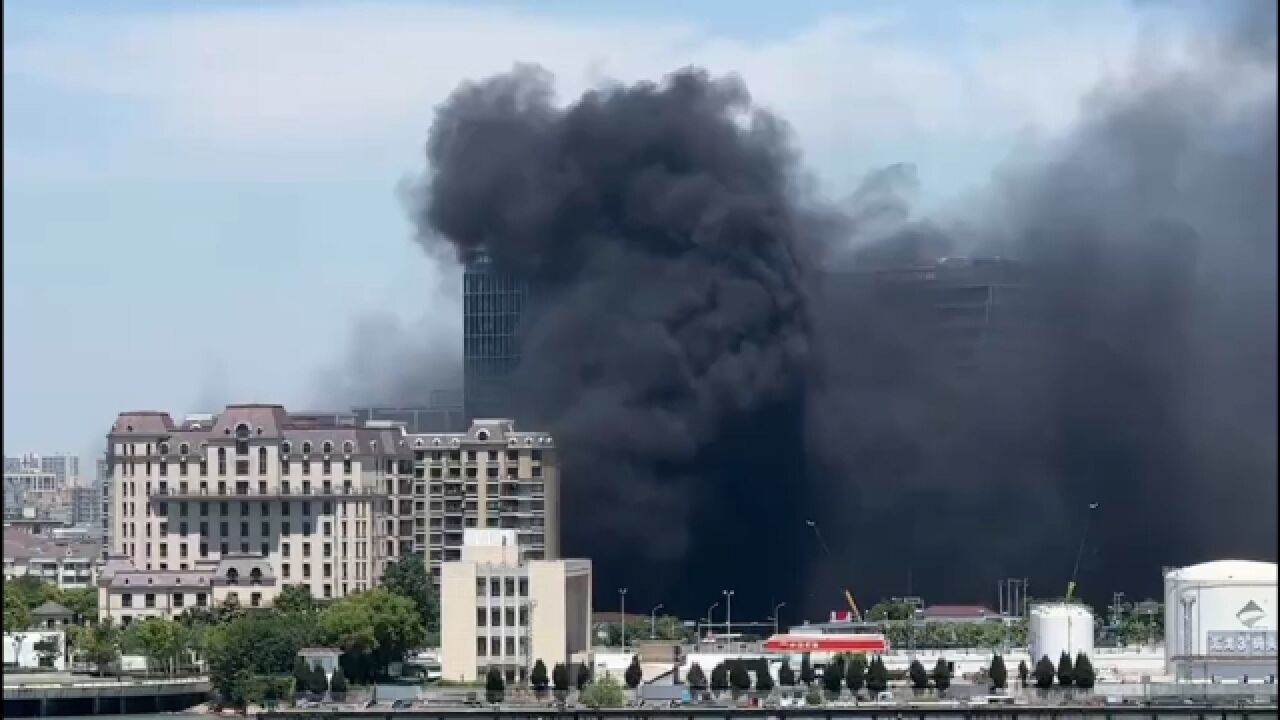 上海徐汇区一在建工地发生火灾:火势已被扑灭,无人员伤亡