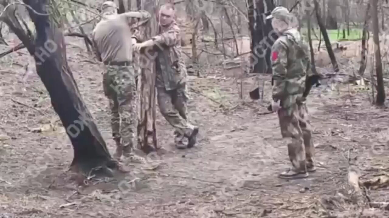 据称不服从命令,俄军士兵双手便被绑在树上,如无意外将被打屁股