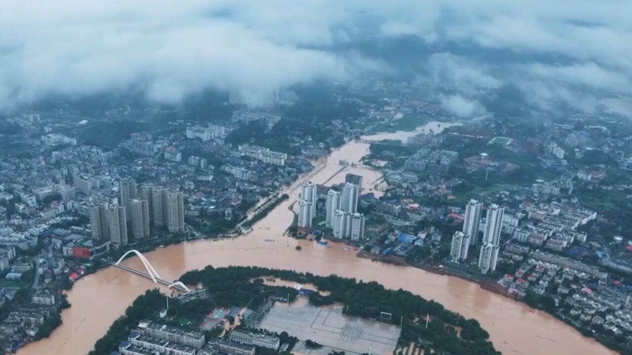 航拍洪水中的平江县城:当地融媒体中心一楼被淹,消防紧急营救被困群众