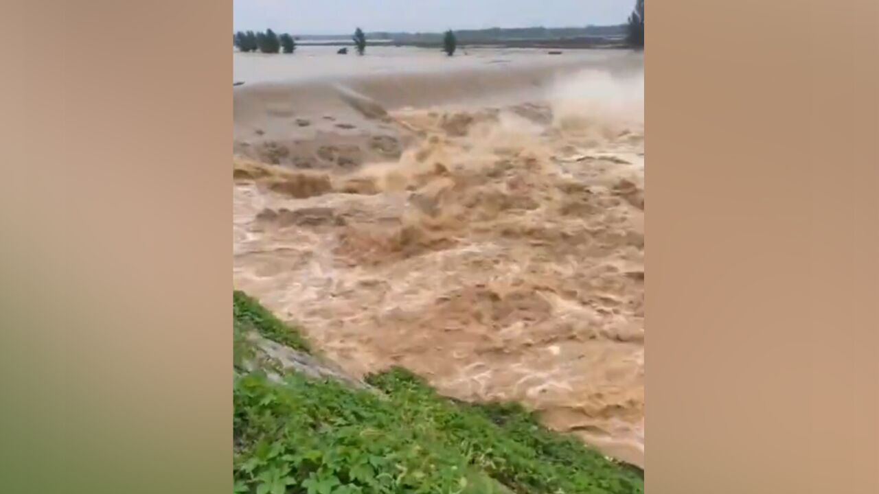 山东泗水辟谣河道发生决堤