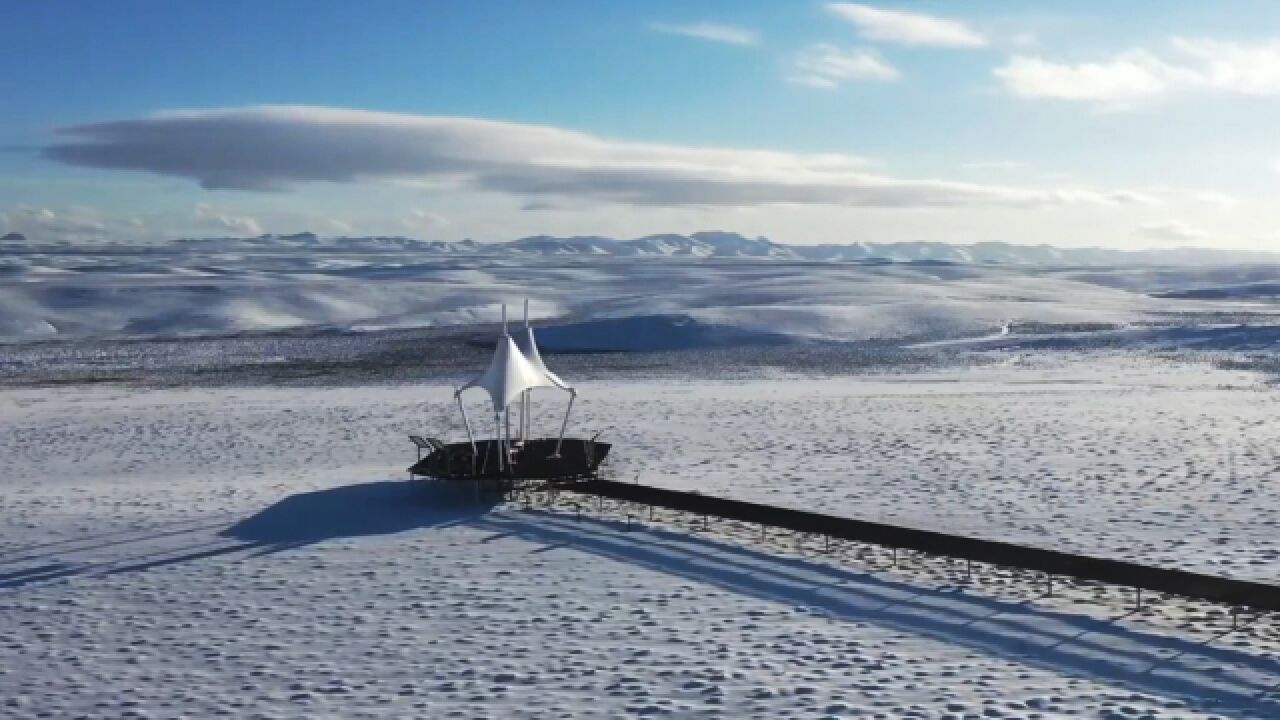 实拍甘肃美仁草原大雪!白雪覆绿原 好似白色沙漠惊艳网友