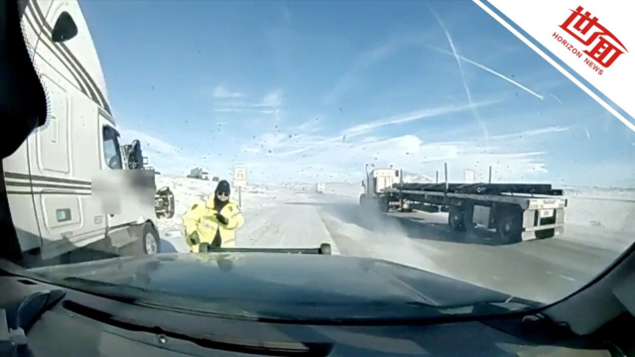 美国遭冬季风暴袭击:一卡车冰雪道路上失控冲向路边 巡警险些被撞