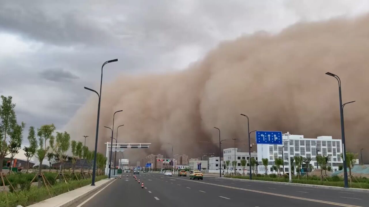 新疆哈密遭沙尘暴袭击:大风裹挟黄沙扑面而来 白天瞬间变“黑夜”