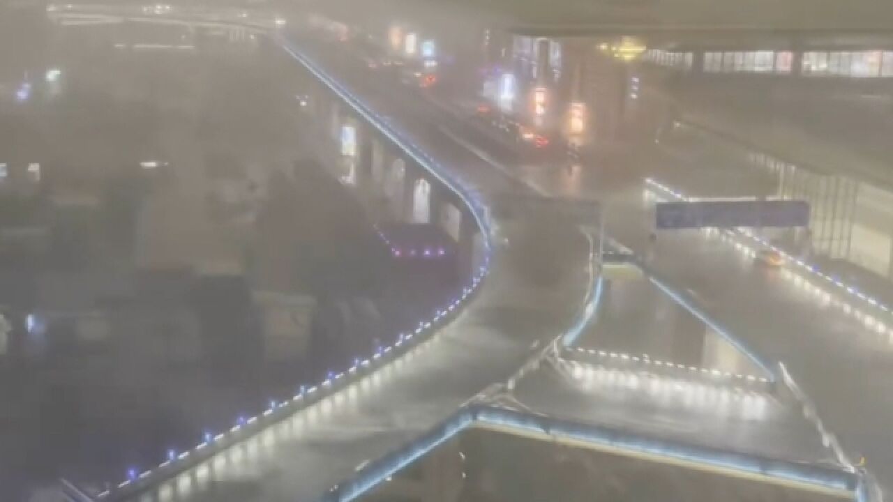 橙色预警!南京迎来入梅首场暴雨 狂风卷起高架桥路面积水