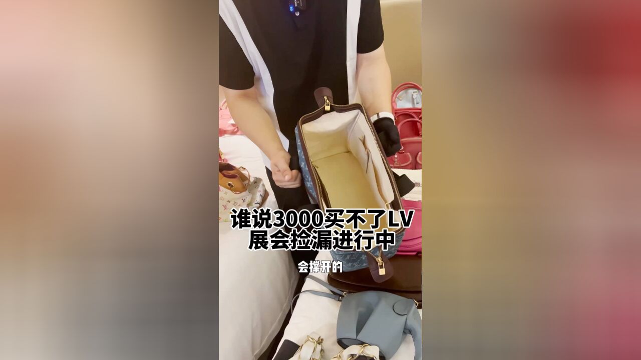 什么是奢侈品?放在专卖店买不起,床上“摆摊”论堆卖!